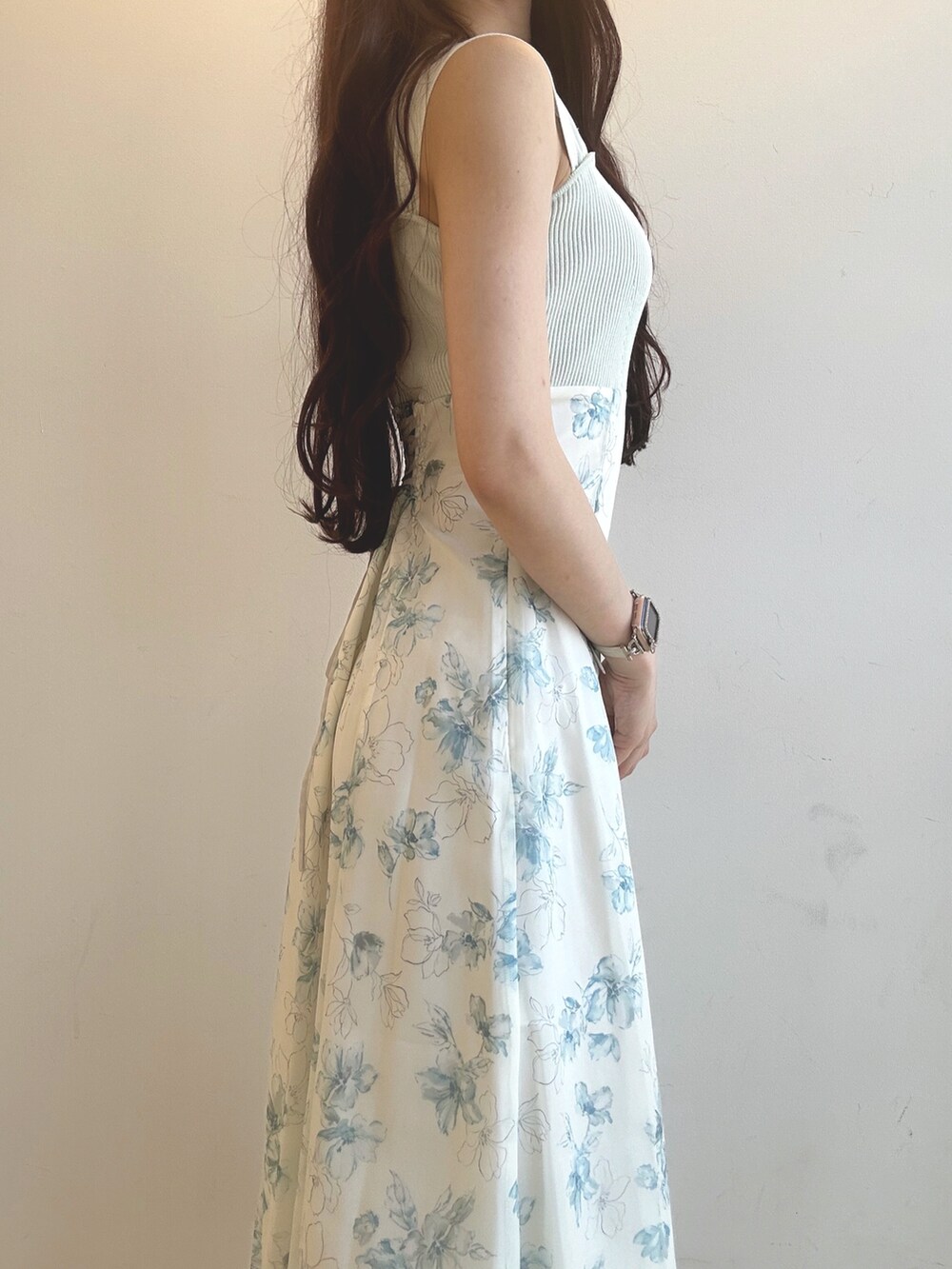 グリーン系のワンピース、グリーン系のハンドバッグ、ホワイト系のサンダルを着用したレディースの夏コーディネートの6枚目の写真