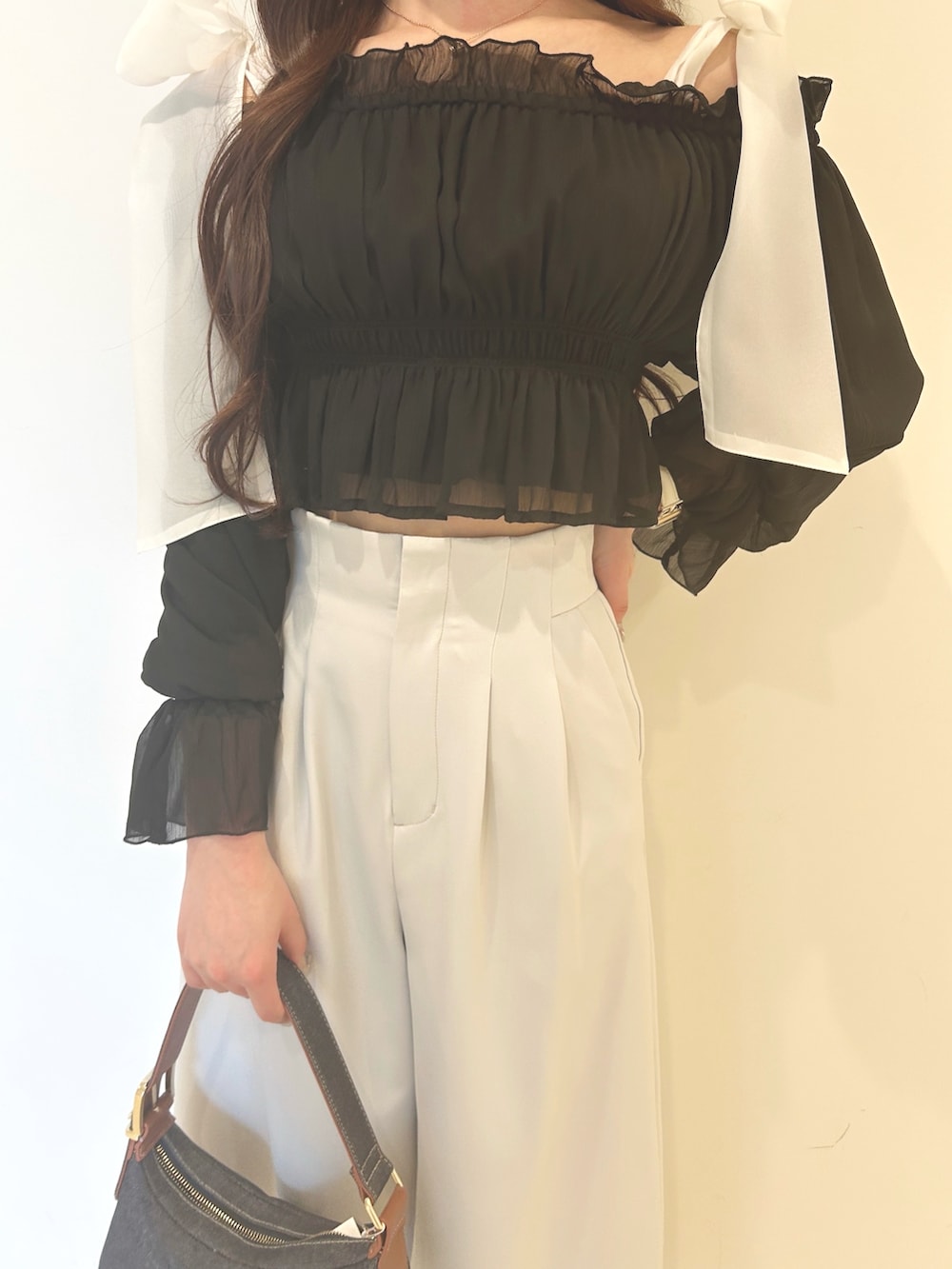 「大人カジュアル、最近のいい感じコーデ、リボン、春夏コーデ、淡色コーデ、きれいめカジュアル、休日スタイル、デニム、オフィスカジュアル、女子会、おでかけコーデ、オトナ女子、パンツスタイル、大人ファッション、シンプルコーデ」｜「MERCURYDUOの2WAYデニムショルダーバッグ（ショルダーバッグ、ブルー系）」を使った、ayamoさん（レディース・165cm）の春コーディネートの5枚目の写真