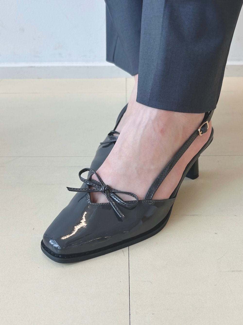 グレー系のパンプス、その他のスカート、ブラック系のニット/セーターを着用したレディースの夏コーディネートの7枚目の写真