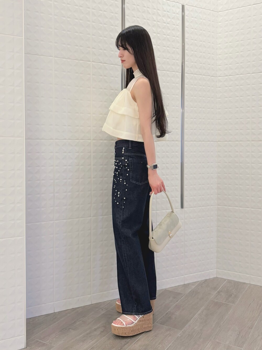 ブルー系のデニムパンツ、その他のサンダル、ホワイト系のキャミソールを着用したレディースの夏コーディネートの2枚目の写真