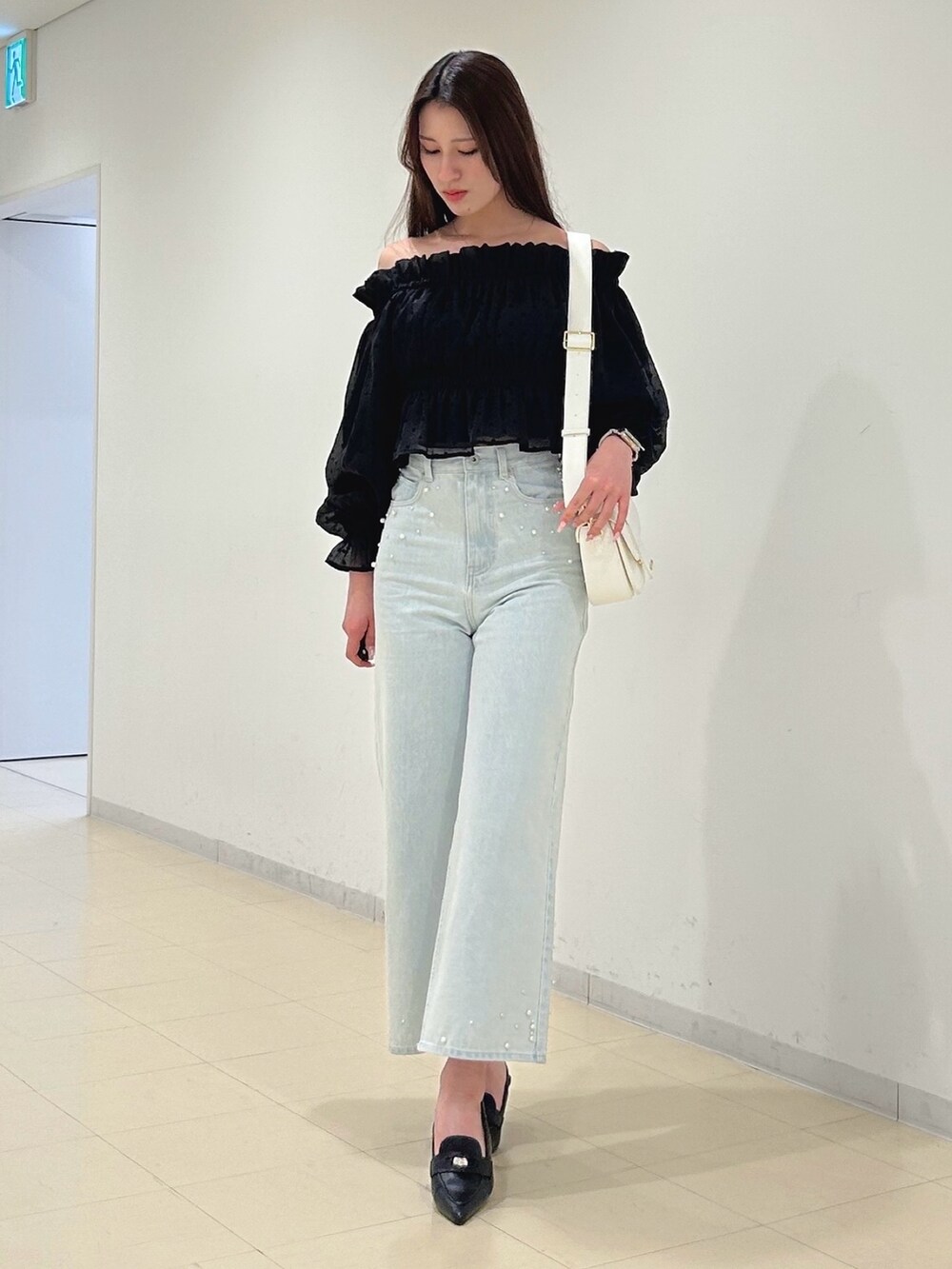 ブルー系のデニムパンツ、その他のシャツ/ブラウス、ブラック系のパンプスを着用したレディースの春コーディネートの3枚目の写真