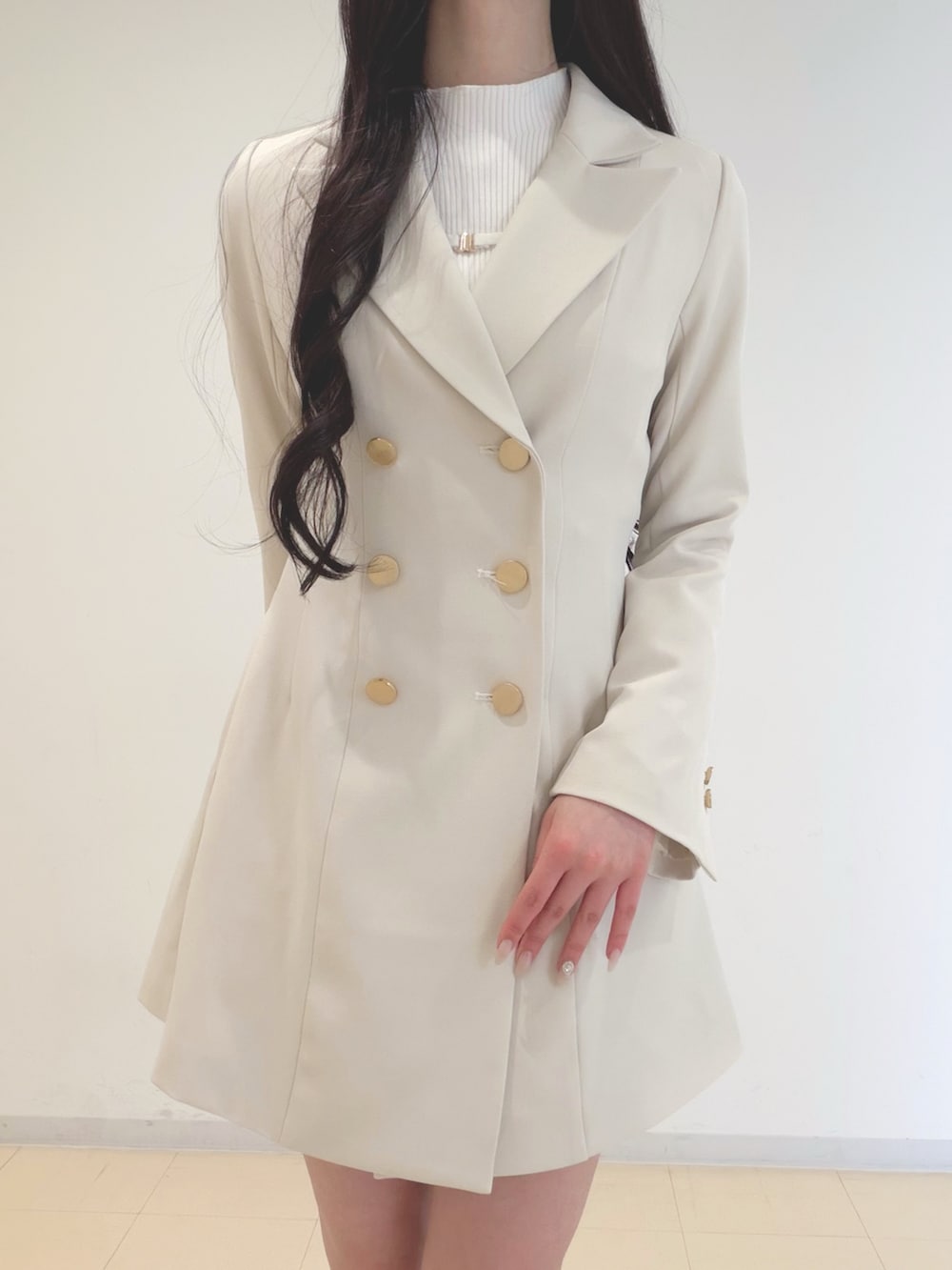 ホワイト系のワンピース、ホワイト系のニット/セーター、ブラック系のハンドバッグを着用したレディースの冬コーディネートの4枚目の写真