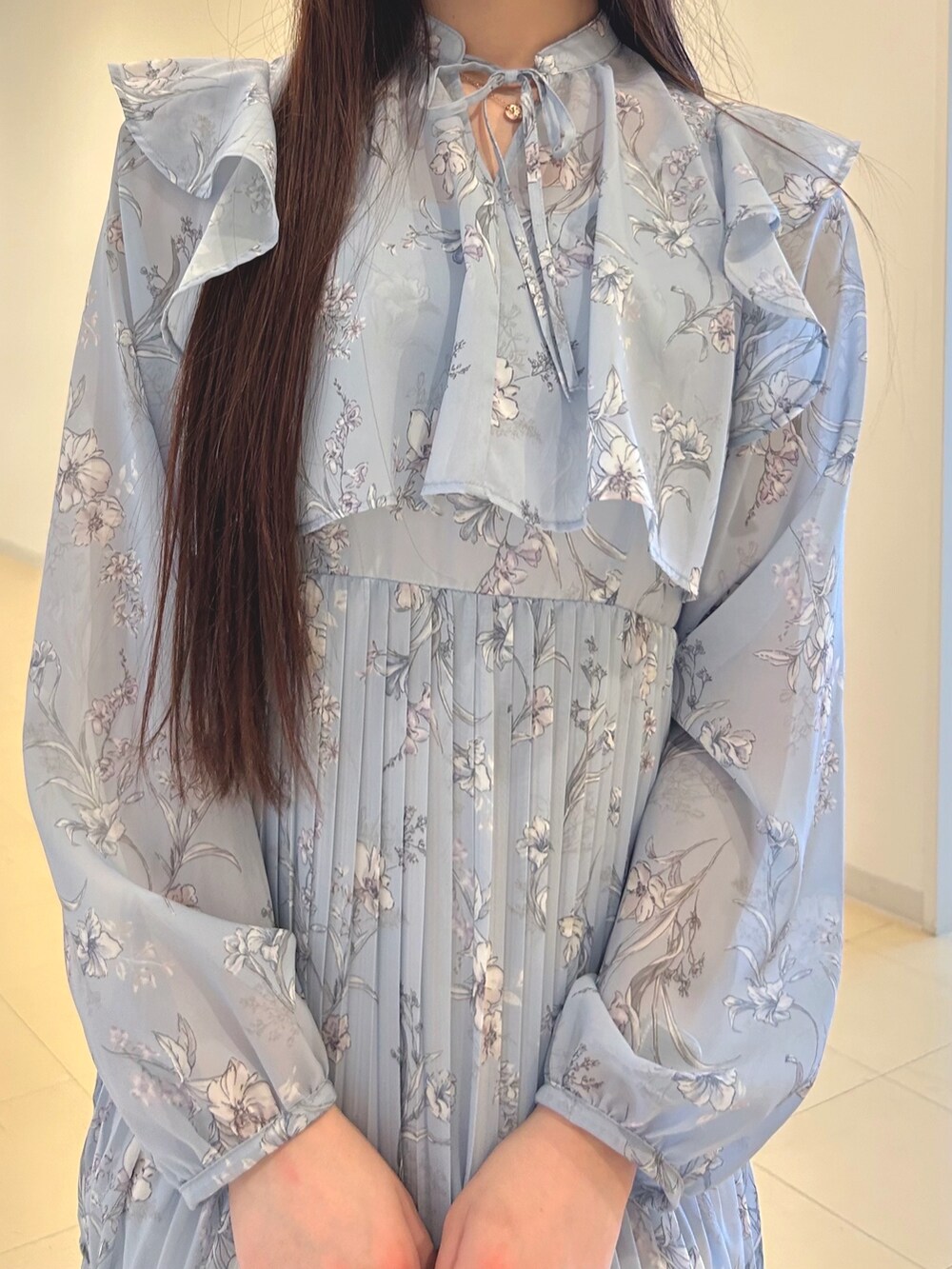 ブルー系のワンピース、ホワイト系のパンプス、ホワイト系のハンドバッグを着用したレディースの春コーディネートの6枚目の写真