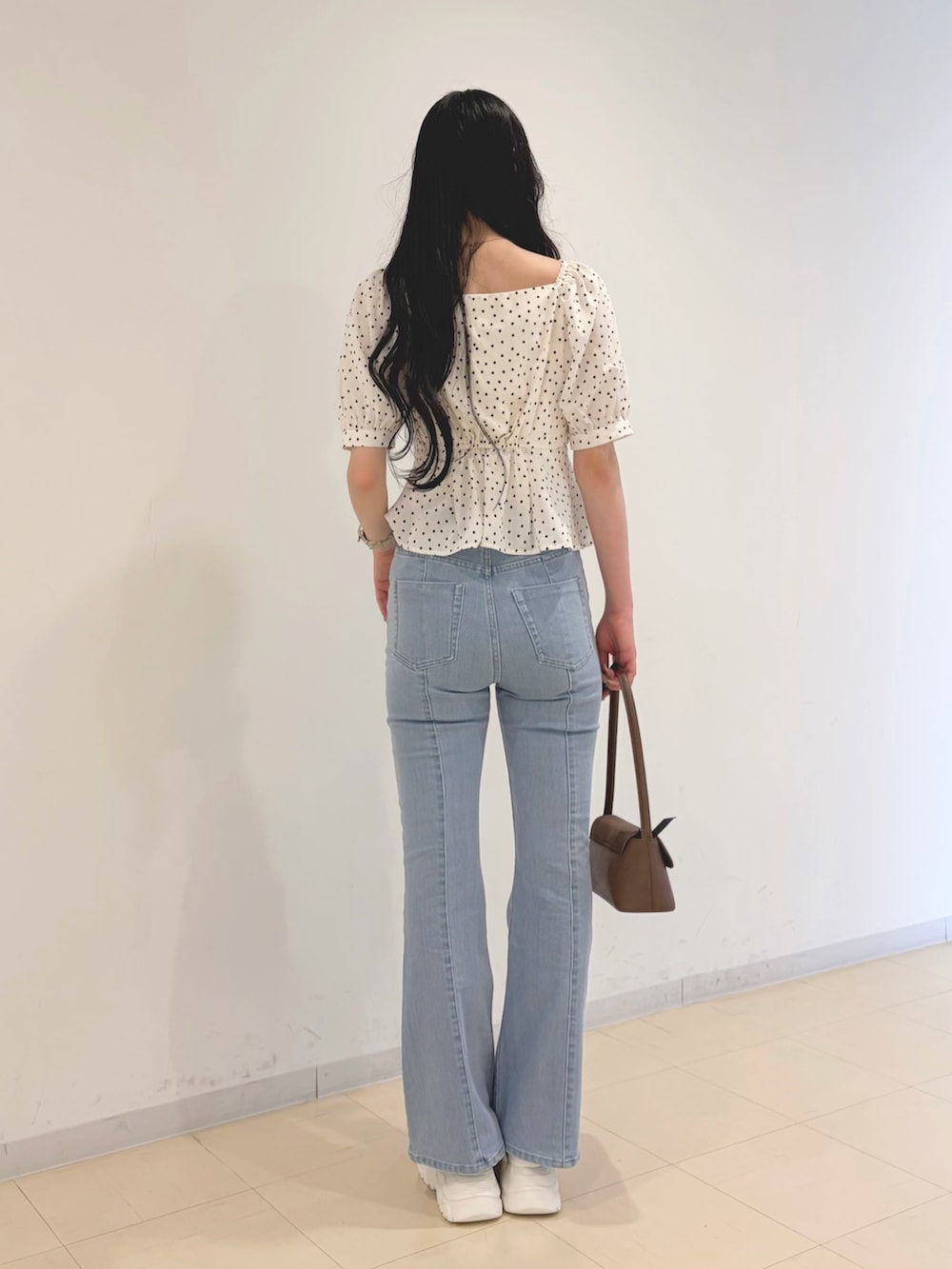 ホワイト系のシャツ/ブラウス、ホワイト系のキャミソール、ブルー系のその他パンツを着用したレディースの夏コーディネートの3枚目の写真