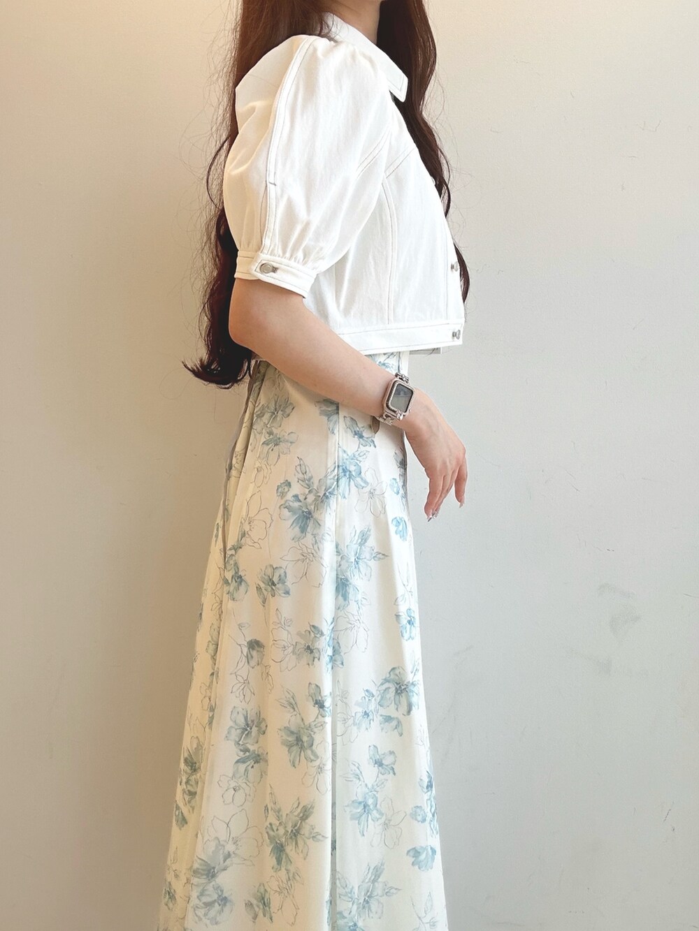 グリーン系のワンピース、グリーン系のハンドバッグ、ホワイト系のサンダルを着用したレディースの夏コーディネートの6枚目の写真