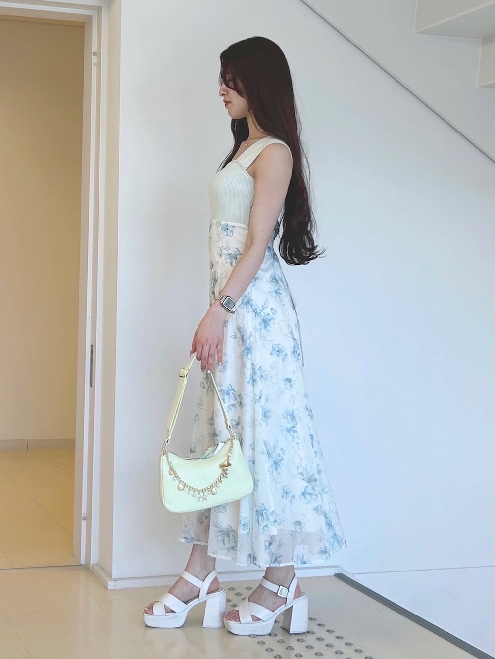 グリーン系のワンピース、グリーン系のハンドバッグ、ホワイト系のサンダルを着用したレディースの夏コーディネートの2枚目の写真