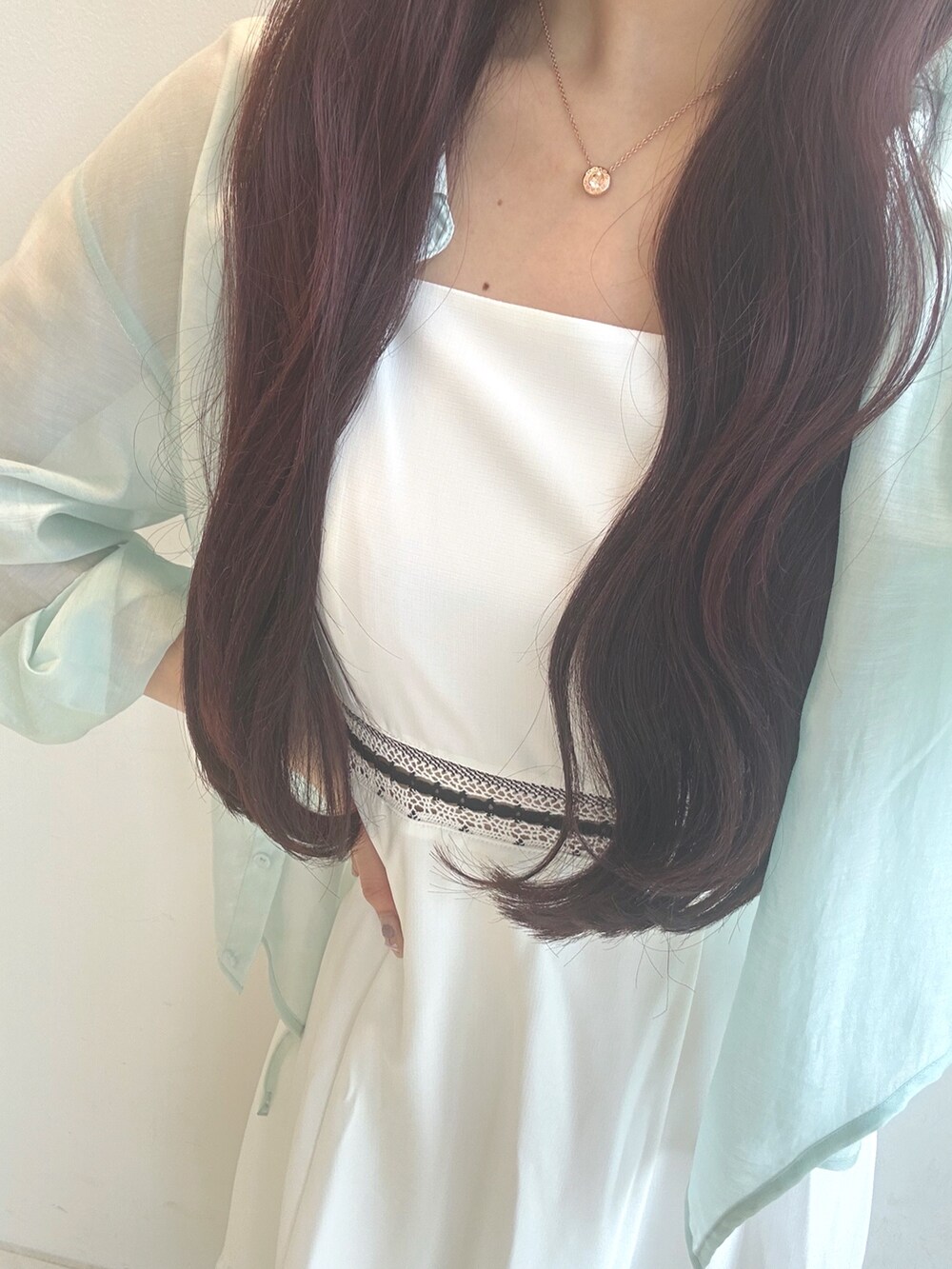 ホワイト系のワンピース、ブラウン系のサンダル、グリーン系のハンドバッグを着用したレディースの夏コーディネートの7枚目の写真