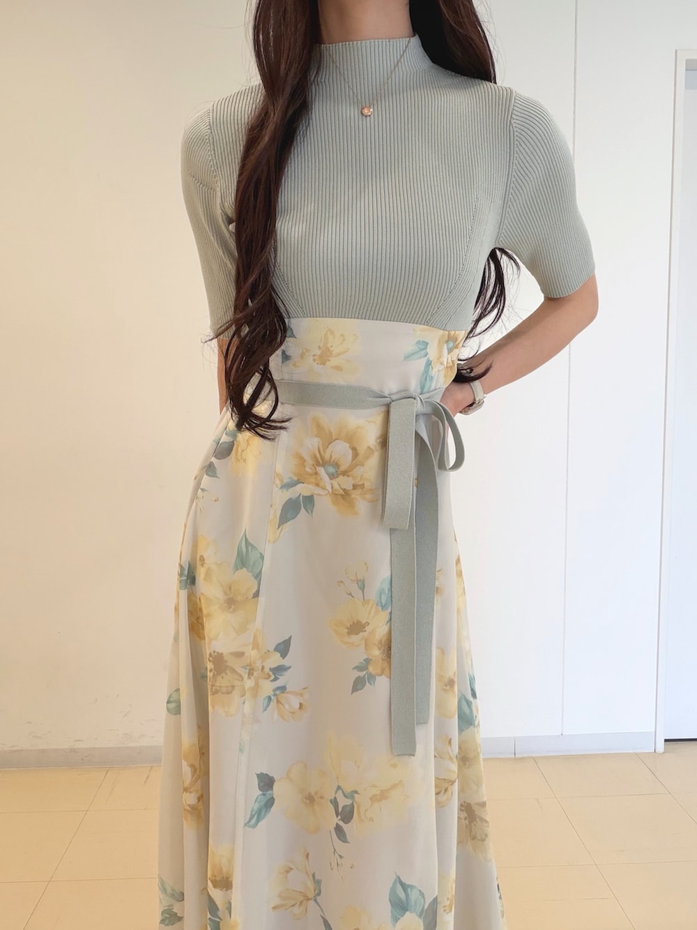 グリーン系のワンピース、ブルー系のデニムジャケット、ブラウン系のハンドバッグを着用したレディースの春コーディネートの7枚目の写真