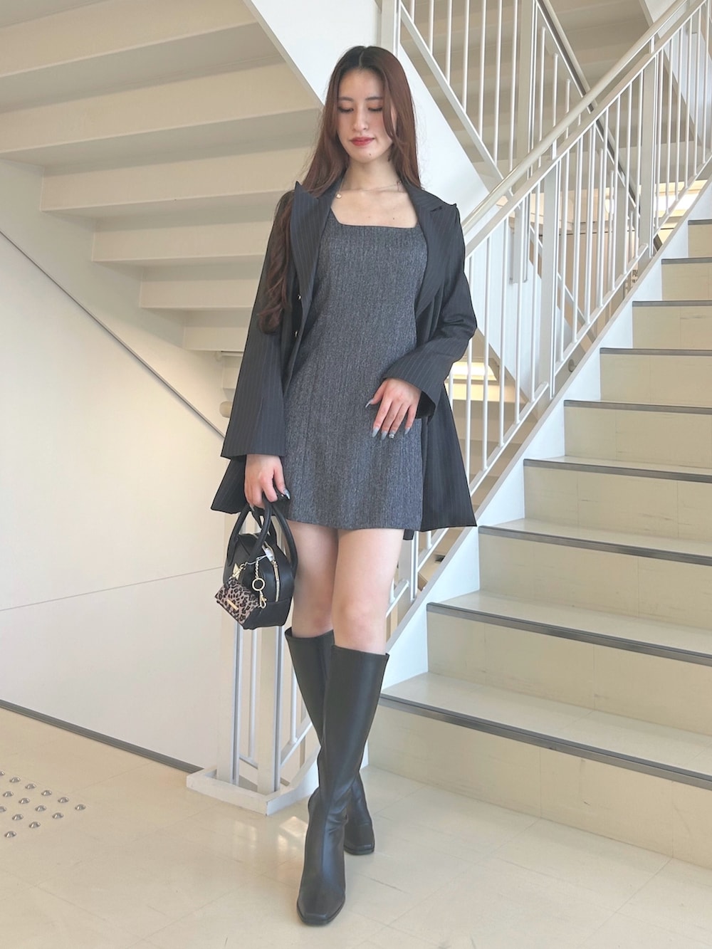 ブラック系のブーツ、グレー系のワンピース、グレー系のワンピースを着用したレディースの夏コーディネートの3枚目の写真