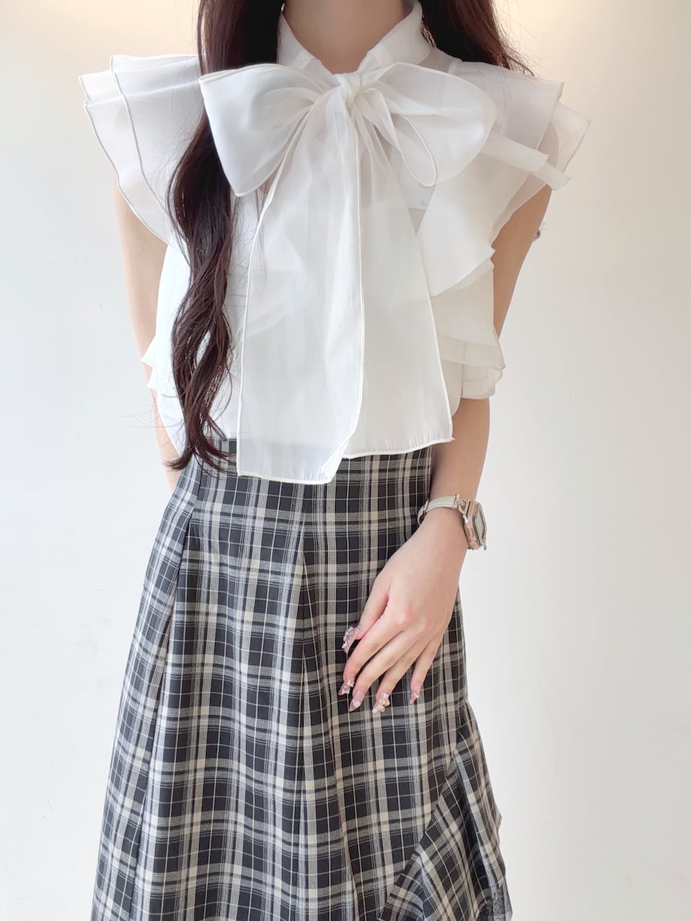 ホワイト系のシャツ/ブラウス、ブラック系のスカート、ホワイト系のパンプスを着用したレディースの夏コーディネートの4枚目の写真