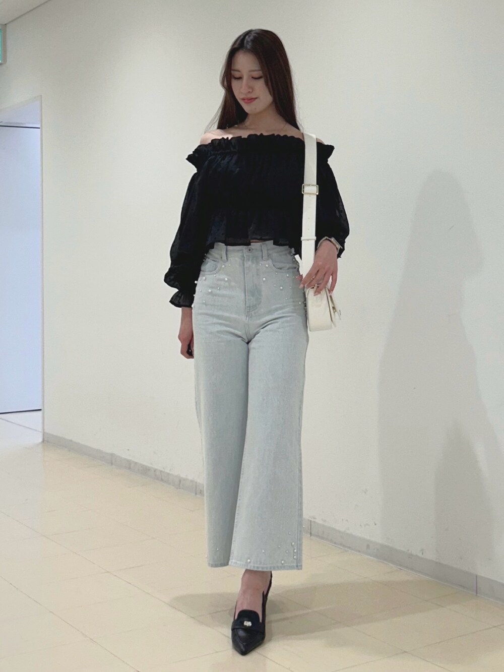 ブルー系のデニムパンツ、その他のシャツ/ブラウス、ブラック系のパンプスを着用したレディースの春コーディネートの5枚目の写真