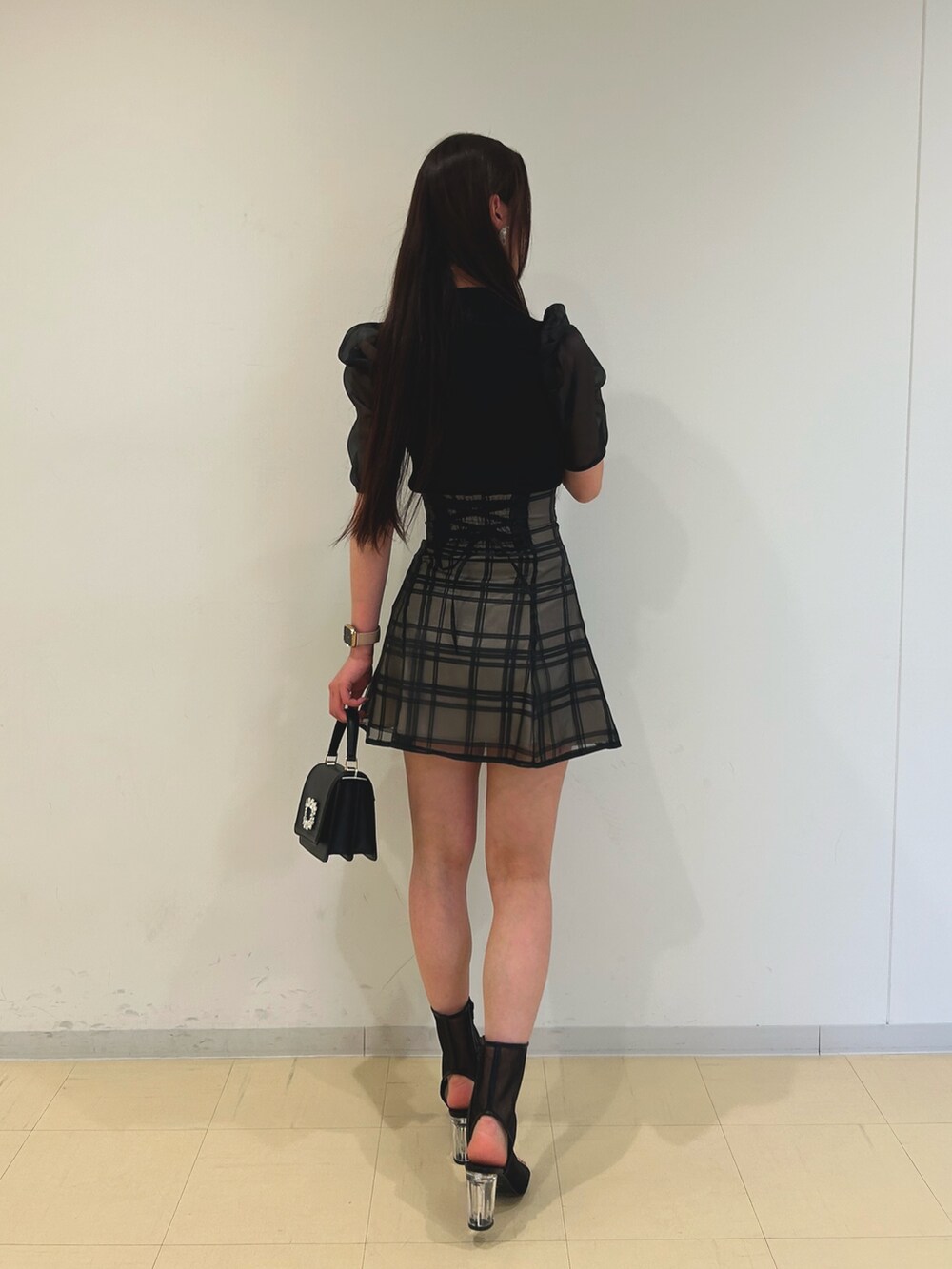 ブラック系のニット/セーター、ブラック系のその他パンツ、ホワイト系のショルダーバッグを着用したレディースの春コーディネートの3枚目の写真