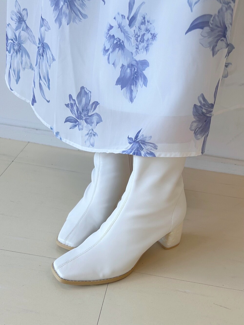 ベージュ系のスカート、グレー系のニット/セーター、ブラック系のハンドバッグを着用したレディースの秋コーディネートの7枚目の写真