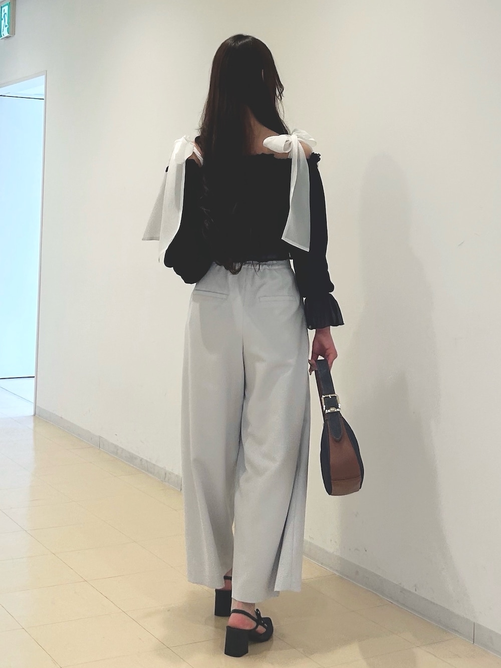 「大人カジュアル、最近のいい感じコーデ、リボン、春夏コーデ、淡色コーデ、きれいめカジュアル、休日スタイル、デニム、オフィスカジュアル、女子会、おでかけコーデ、オトナ女子、パンツスタイル、大人ファッション、シンプルコーデ」｜「MERCURYDUOの2WAYデニムショルダーバッグ（ショルダーバッグ、ブルー系）」を使った、ayamoさん（レディース・165cm）の春コーディネートの4枚目の写真