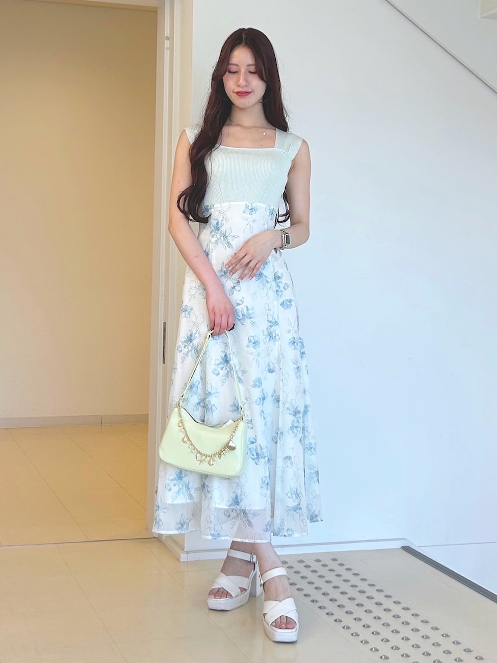 グリーン系のワンピース、グリーン系のハンドバッグ、ホワイト系のサンダルを着用したレディースの夏コーディネートの3枚目の写真