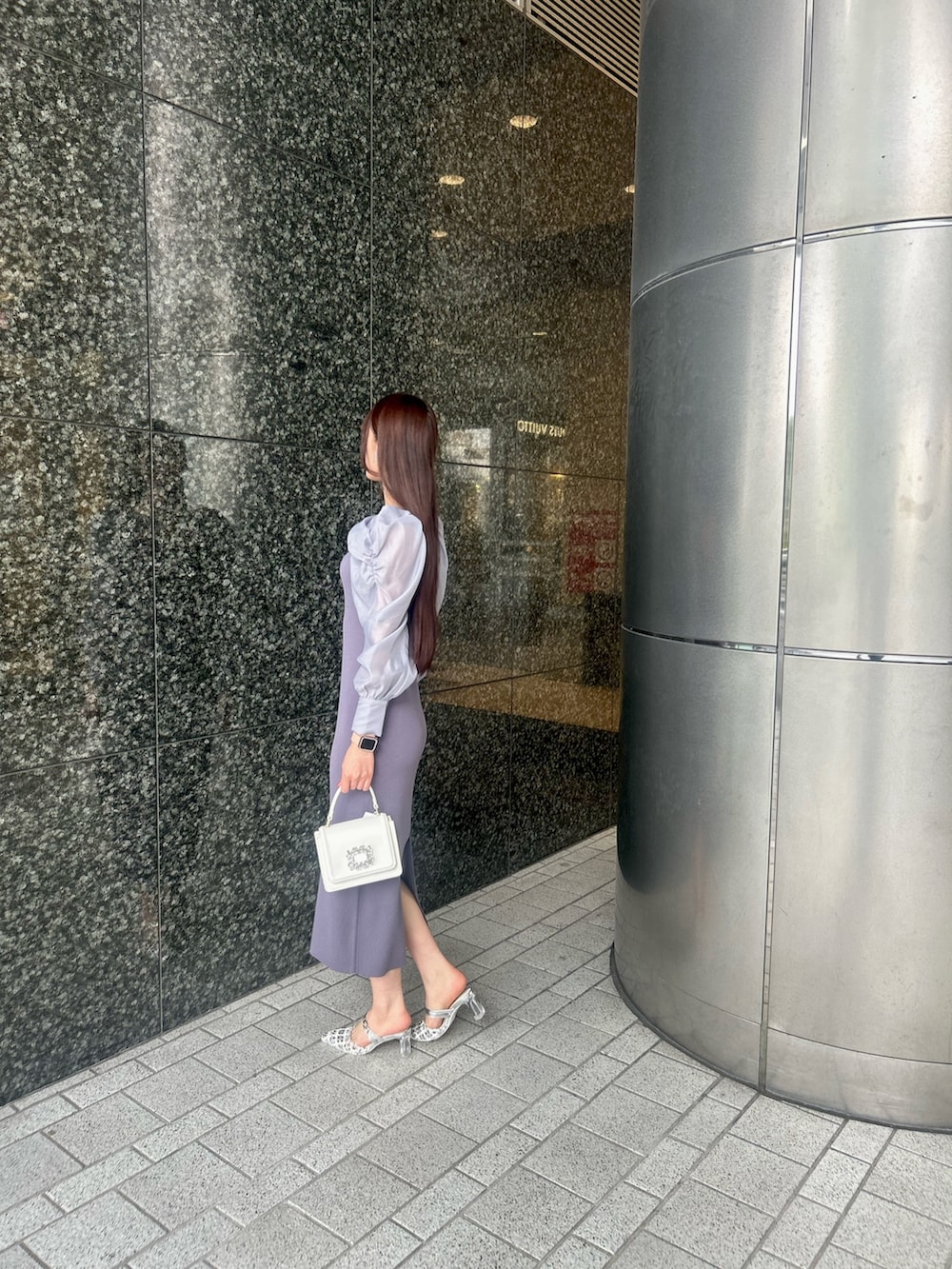 ブルー系のワンピース、ホワイト系のショルダーバッグ、シルバー系のパンプスを着用したレディースの春コーディネートの2枚目の写真