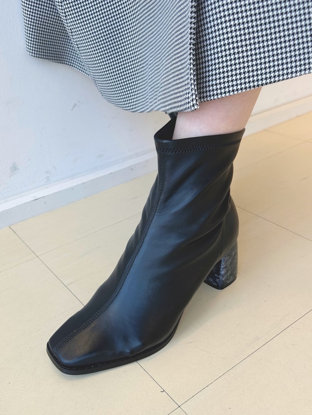 グレー系のニット/セーター、グレー系のその他パンツ、ブラック系のブーツを着用したレディースの秋コーディネートの6枚目の写真