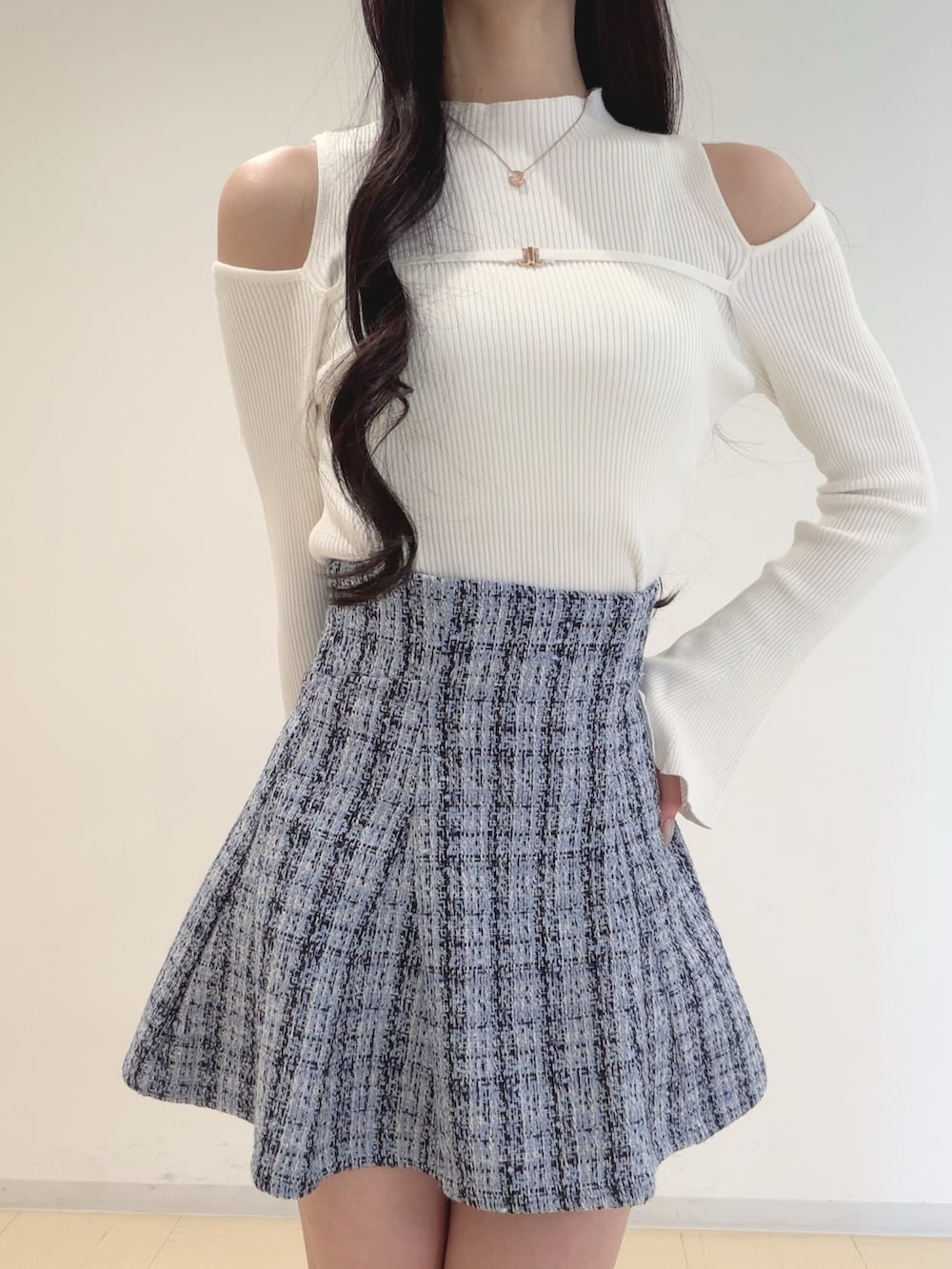 ブルー系のテーラードジャケット、ブルー系のスカート、ホワイト系のニット/セーターを着用したレディースの冬コーディネートの5枚目の写真