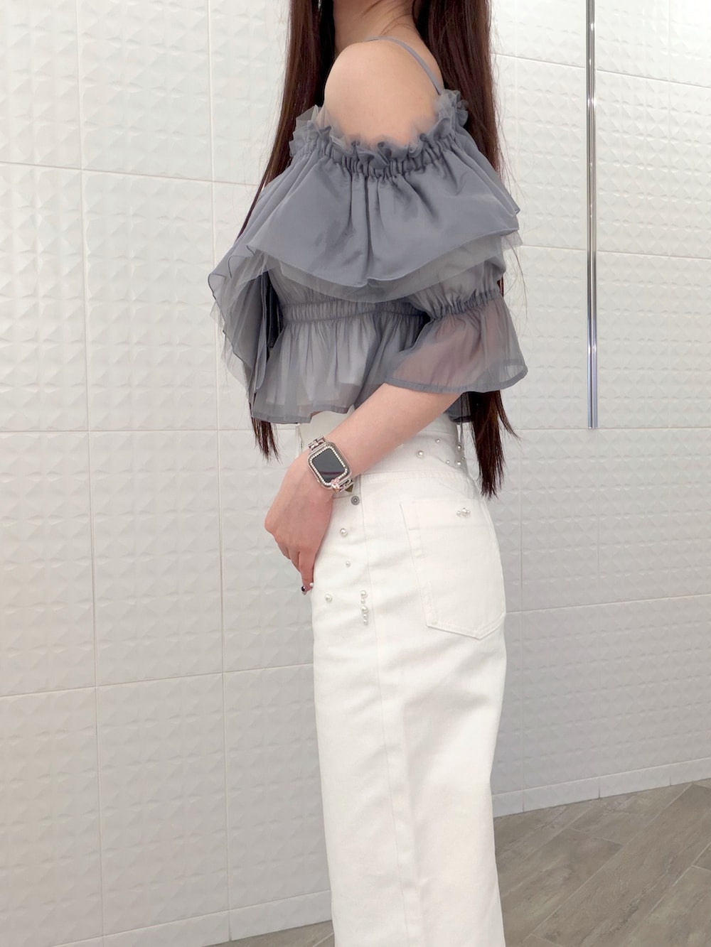 ホワイト系のデニムパンツ、グレー系のシャツ/ブラウス、ブラウン系のハンドバッグを着用したレディースの春コーディネートの6枚目の写真