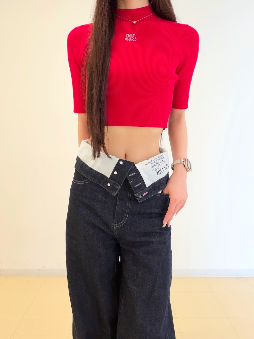 ブルー系のその他パンツ、レッド系のニット/セーター、ブラウン系のハンドバッグを着用したレディースの春コーディネートの7枚目の写真