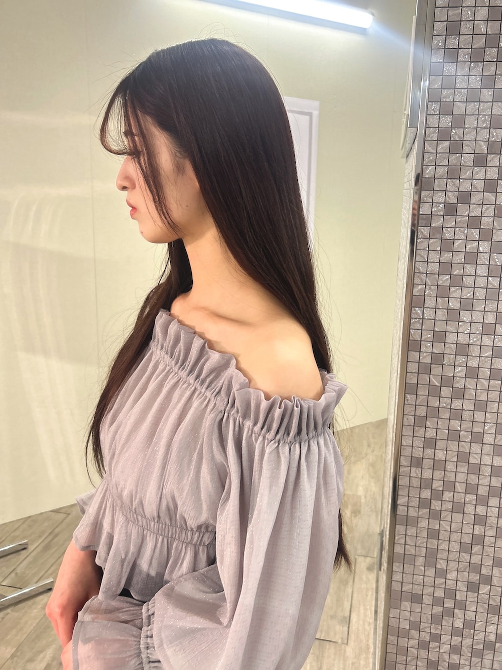 パープル系のシャツ/ブラウス、ホワイト系のショルダーバッグ、ブラウン系のブーツを着用したレディースの冬コーディネートの4枚目の写真