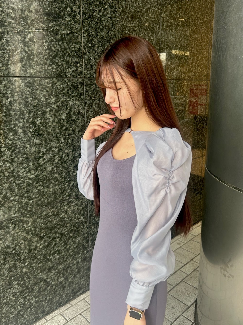 ブルー系のワンピース、ホワイト系のショルダーバッグ、シルバー系のパンプスを着用したレディースの春コーディネートの3枚目の写真