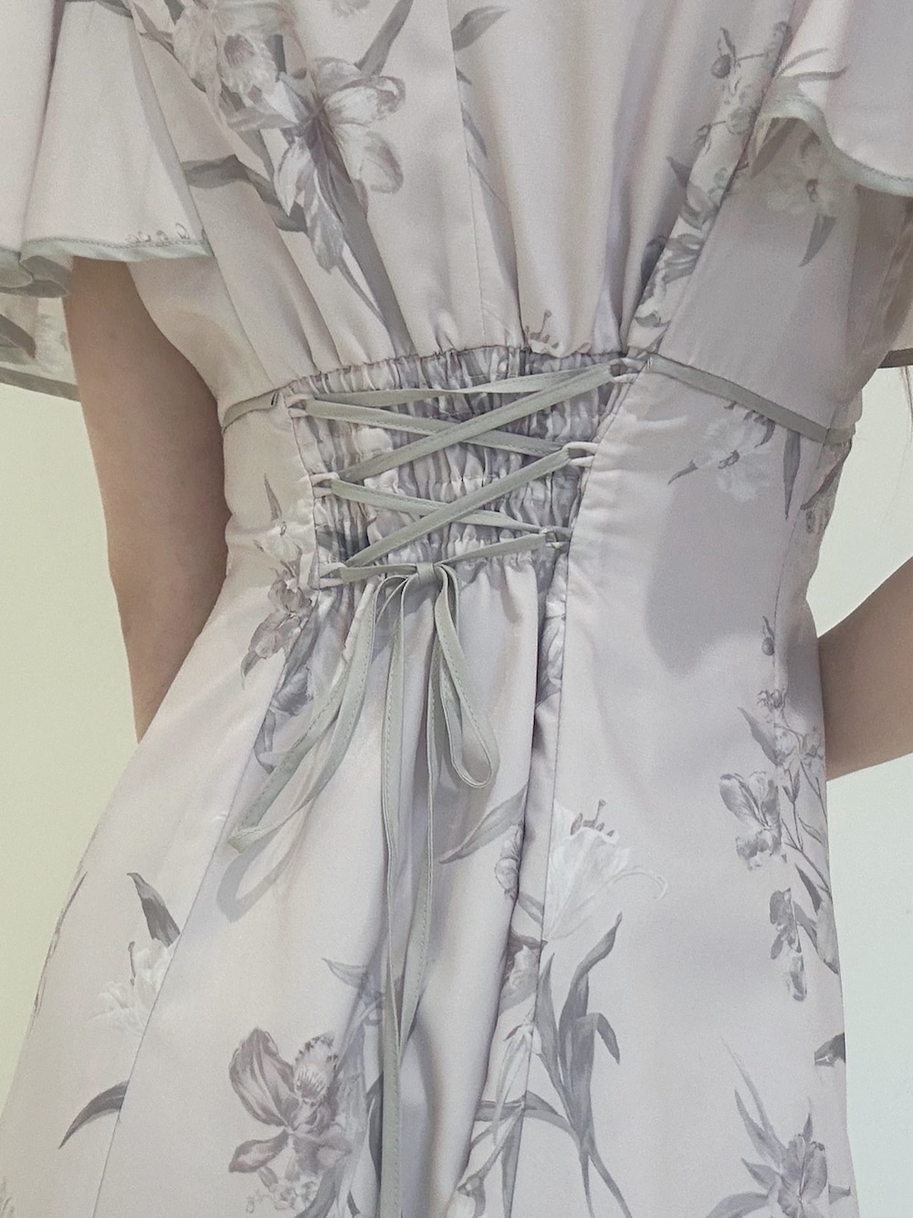 ピンク系のワンピース、ホワイト系のパンプス、ホワイト系のハンドバッグを着用したレディースの夏コーディネートの7枚目の写真