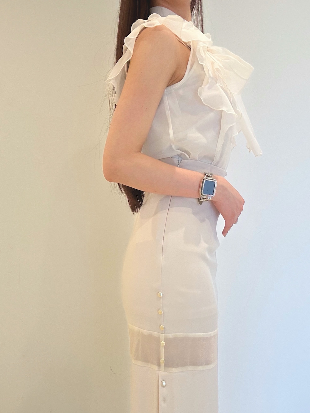 ピンク系のスカート、ベージュ系のサンダル、ホワイト系のシャツ/ブラウスを着用したレディースの春コーディネートの6枚目の写真