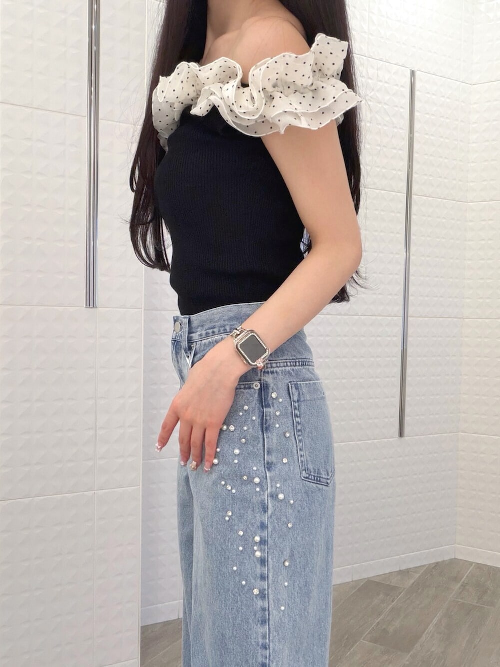 その他のサンダル、ブルー系のデニムパンツ、その他のニット/セーターを着用したレディースの夏コーディネートの5枚目の写真