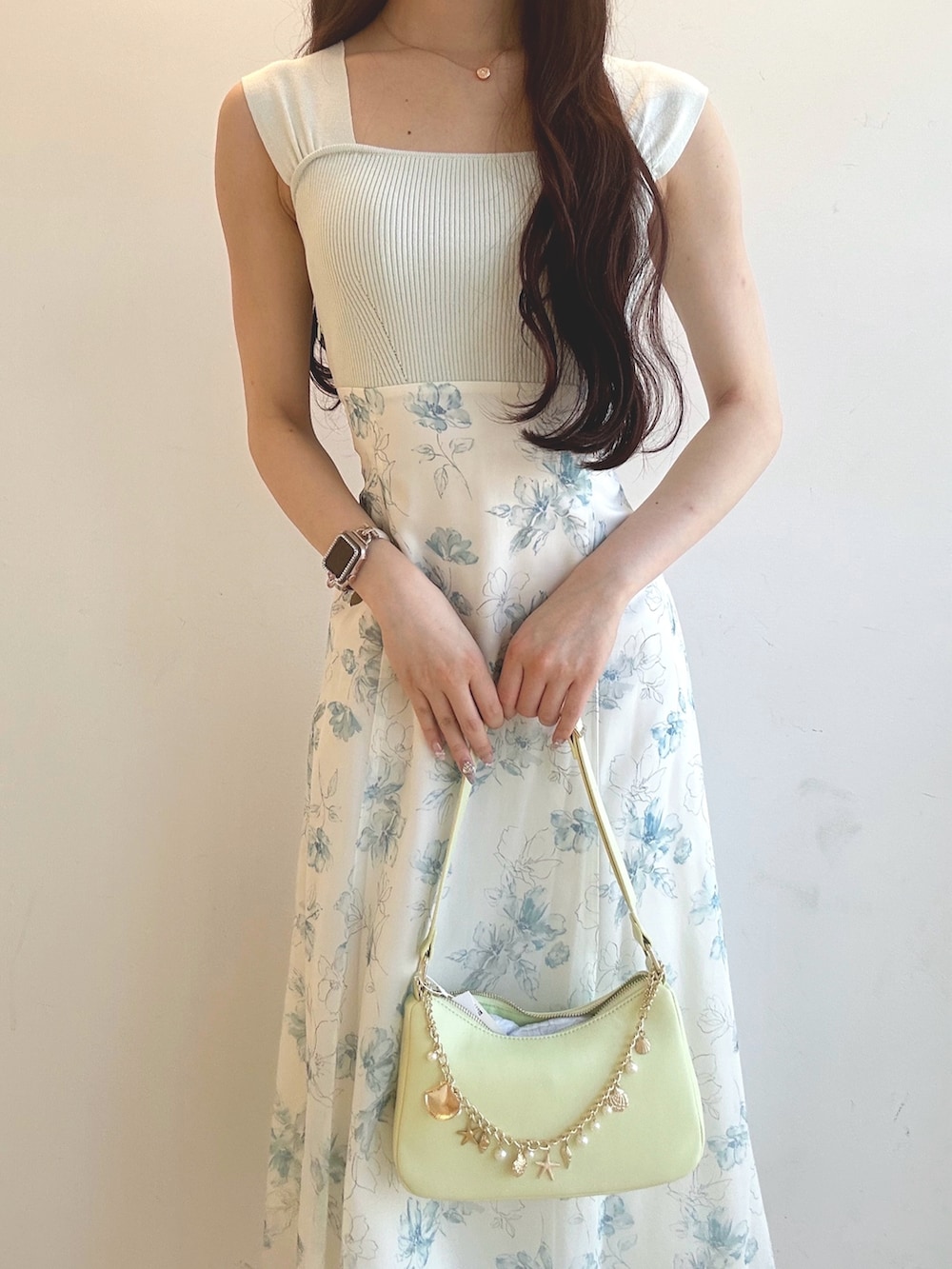 グリーン系のワンピース、グリーン系のハンドバッグ、ホワイト系のサンダルを着用したレディースの夏コーディネートの5枚目の写真