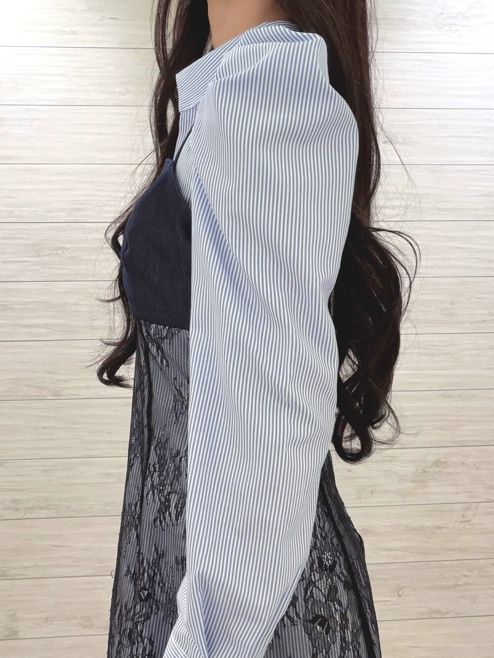 ブルー系のワンピース、ブラック系のハンドバッグ、ブラック系のブーツを着用したレディースの冬コーディネートの5枚目の写真