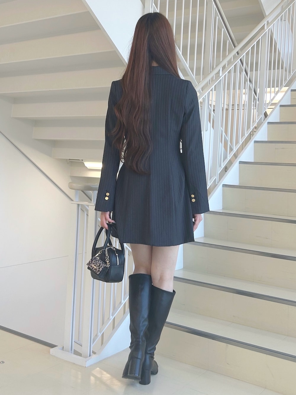 ブラック系のブーツ、グレー系のワンピース、グレー系のワンピースを着用したレディースの夏コーディネートの4枚目の写真