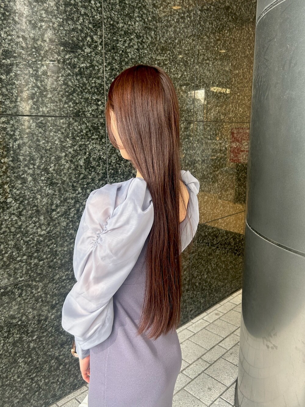 ブルー系のワンピース、ホワイト系のショルダーバッグ、シルバー系のパンプスを着用したレディースの春コーディネートの4枚目の写真