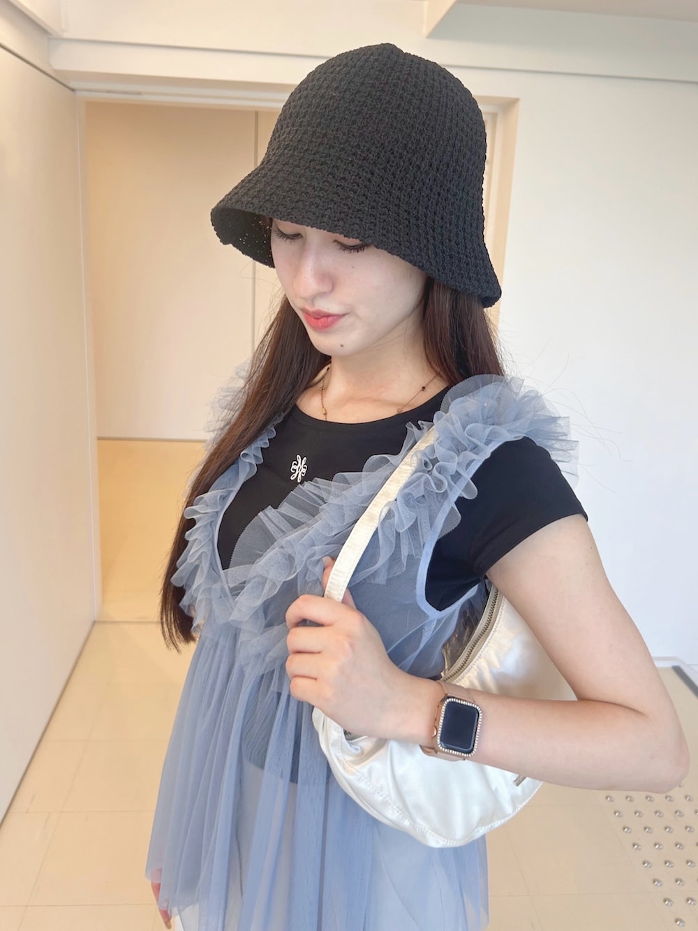 ベージュ系のサンダル、ホワイト系のショルダーバッグ、ブラック系のTシャツ/カットソーを着用したレディースの夏コーディネートの5枚目の写真