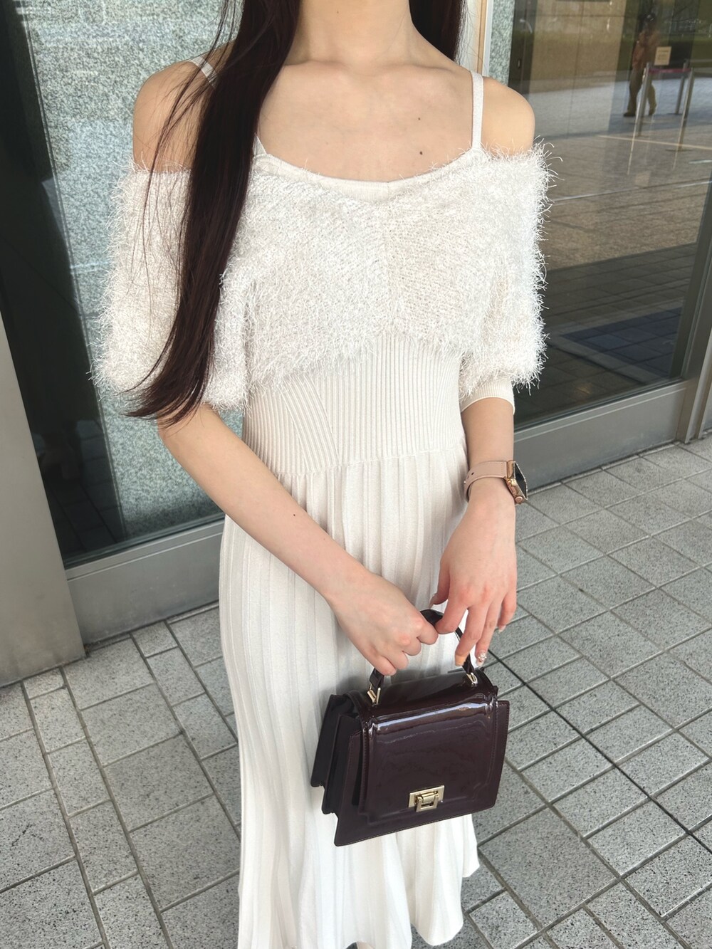 ホワイト系のワンピース、レッド系のハンドバッグ、ホワイト系のブーツを着用したレディースの冬コーディネートの5枚目の写真