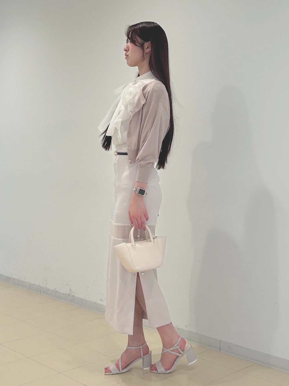 ピンク系のスカート、ホワイト系のシャツ/ブラウス、ベージュ系のカーディガン/ボレロを着用したレディースの春コーディネートの2枚目の写真