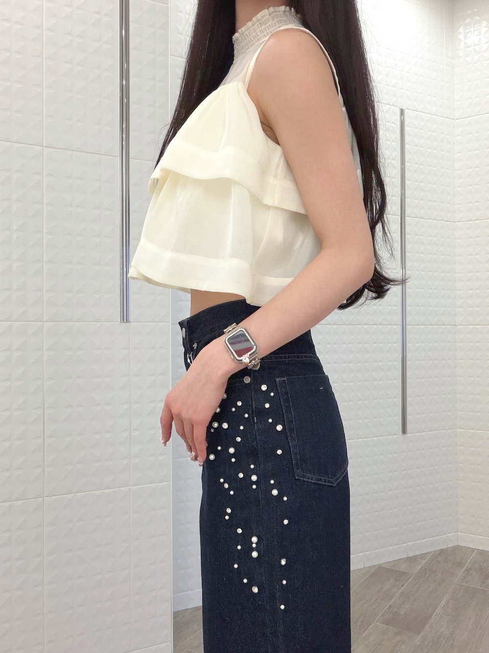ブルー系のデニムパンツ、その他のサンダル、ホワイト系のキャミソールを着用したレディースの夏コーディネートの5枚目の写真