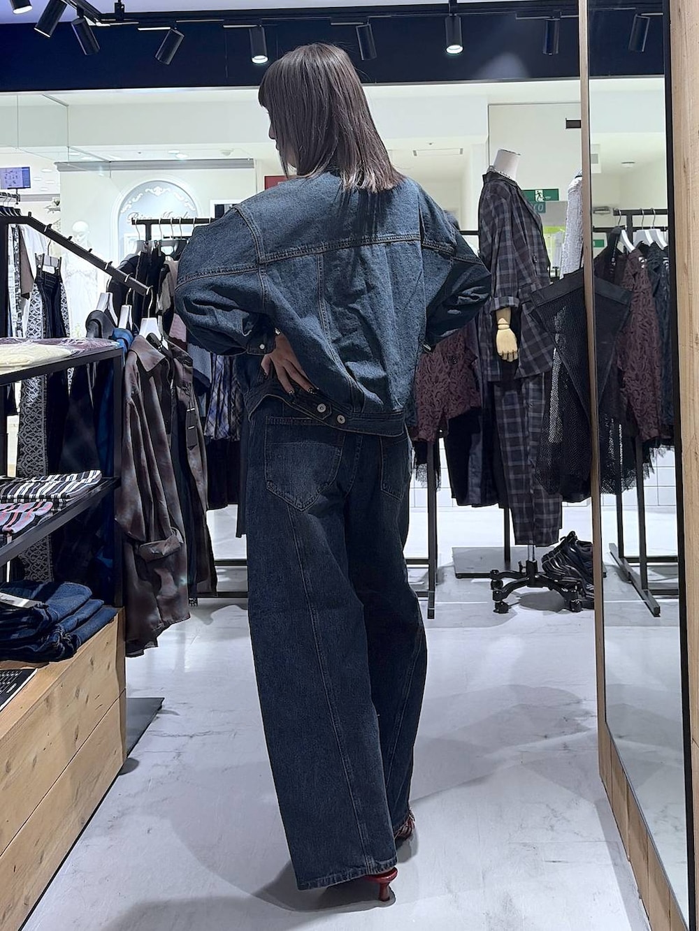 レッド系のサンダル、ブルー系のデニムパンツ、ブルー系のデニムジャケットを着用したレディースの夏コーディネートの8枚目の写真