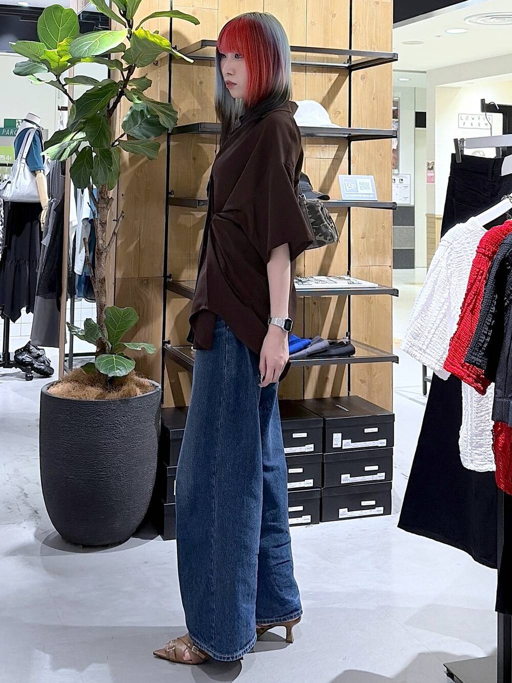 ブルー系のデニムパンツ、イエロー系のサンダル、その他のトートバッグを着用したレディースの夏コーディネートの4枚目の写真