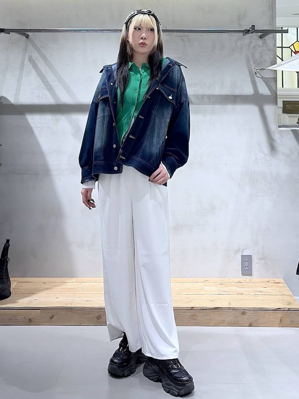 ブラック系のスニーカー、ブルー系のブルゾン、ホワイト系のTシャツ/カットソーを着用したレディースの春コーディネートの8枚目の写真