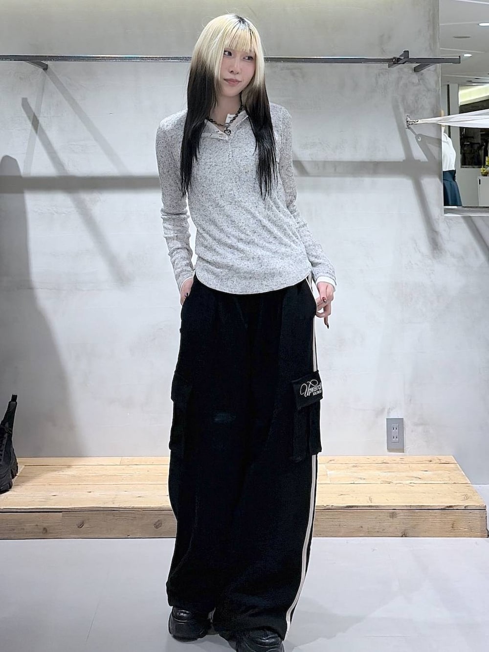 ブラック系のスニーカー、ブラック系のスウェットパンツ、グレー系のTシャツ/カットソーを着用したレディースの冬コーディネートの6枚目の写真