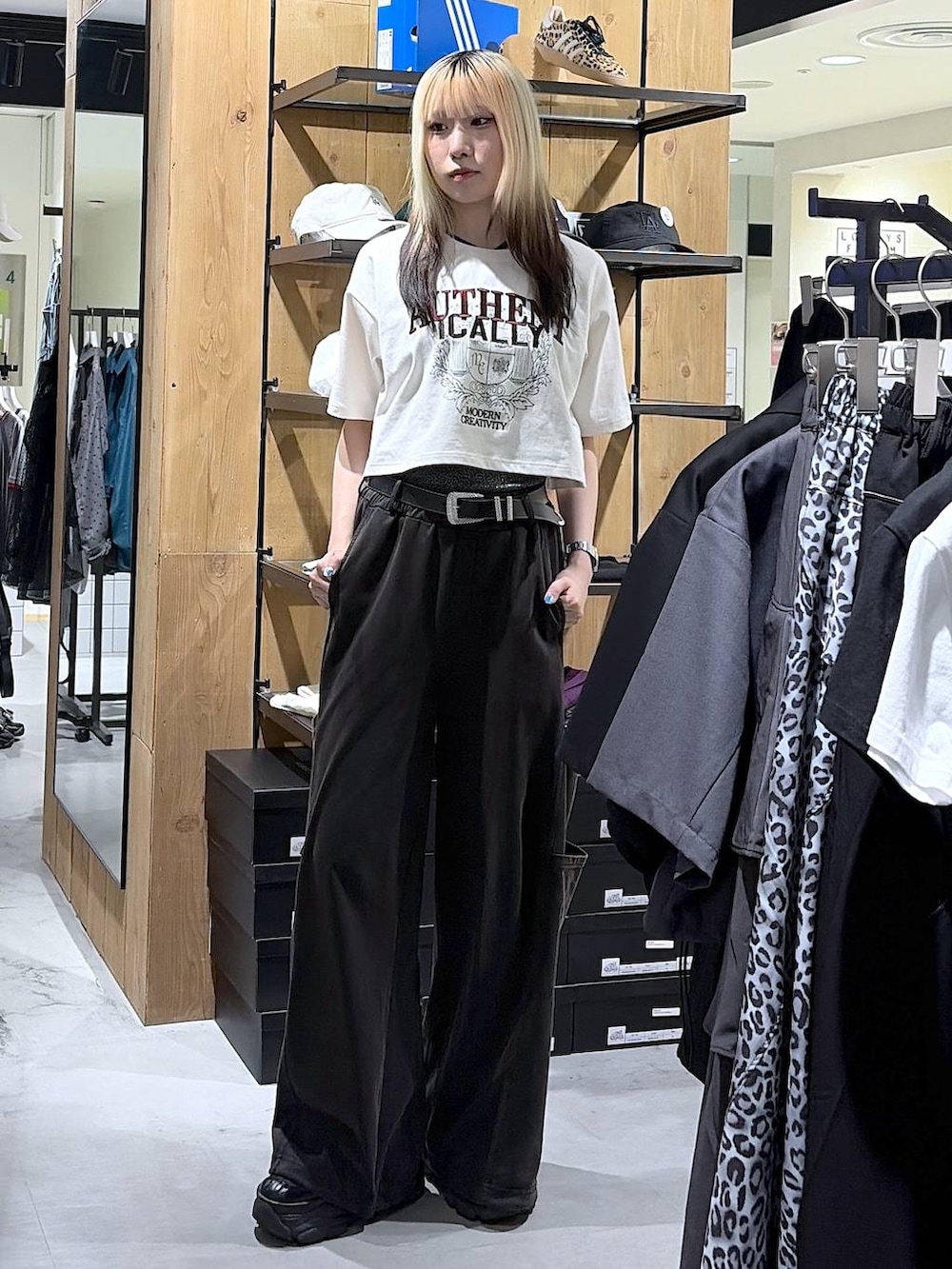 ホワイト系のTシャツ/カットソー、ブラック系のスニーカー、グレー系のタンクトップを着用したレディースの夏コーディネートの9枚目の写真