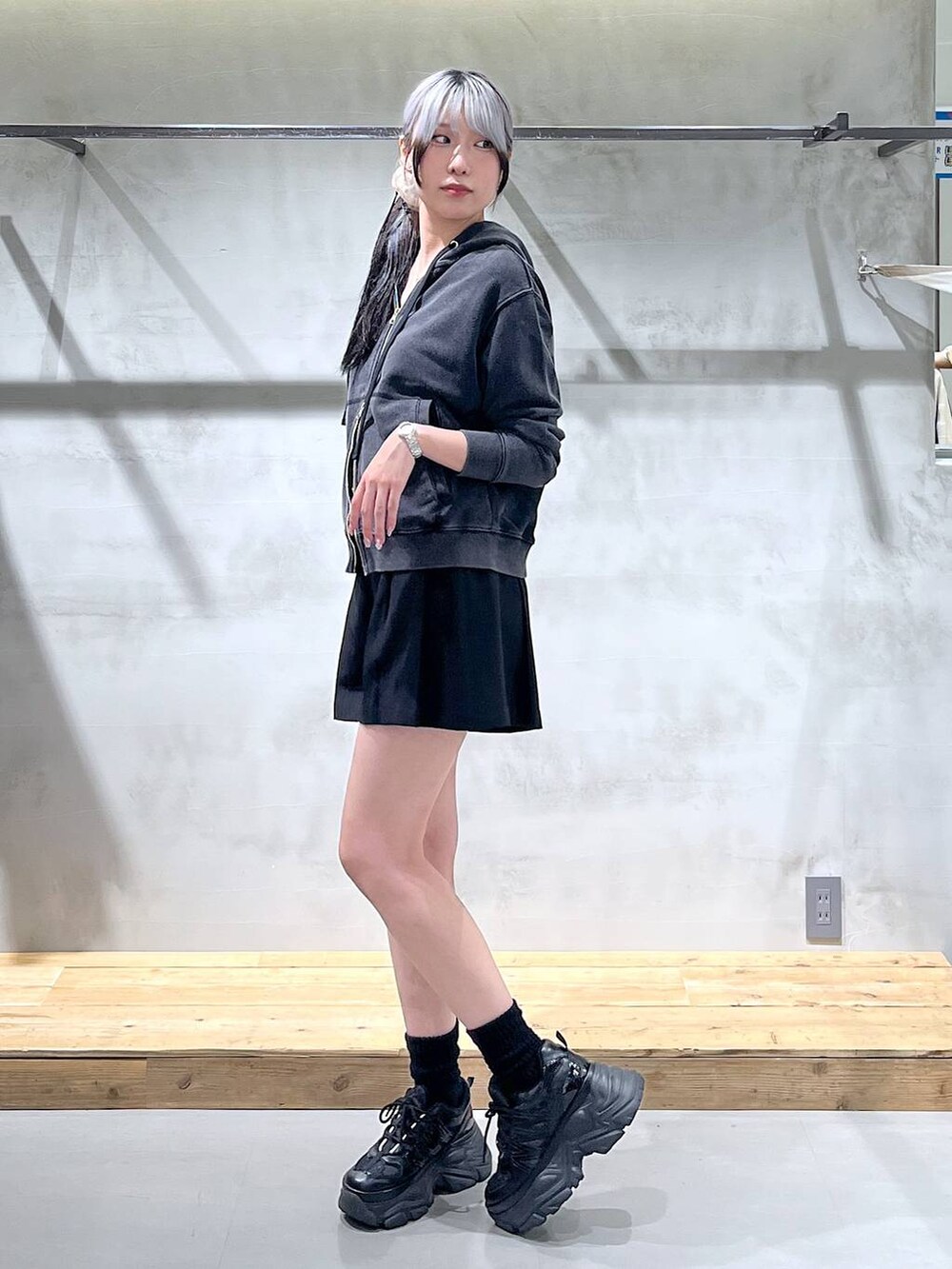 ブラック系のスニーカー、グレー系のキャミソール、ブラック系のその他パンツを着用したレディースの秋コーディネートの2枚目の写真