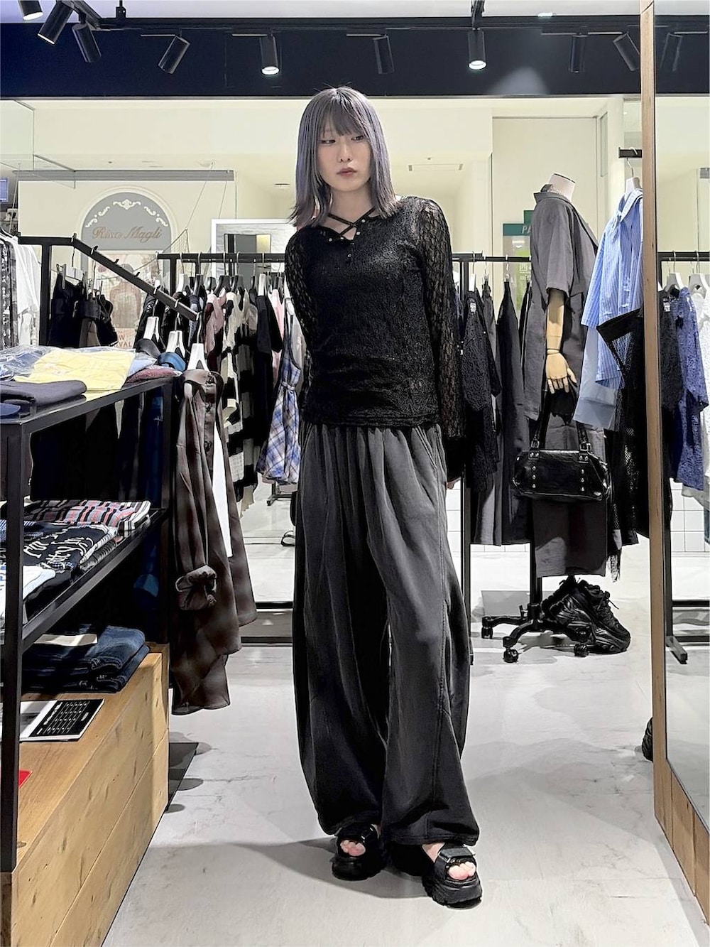 ブラック系のスウェットパンツ、ブラック系のシャツ/ブラウス、ブラック系のサンダルを着用したレディースの秋コーディネートの6枚目の写真