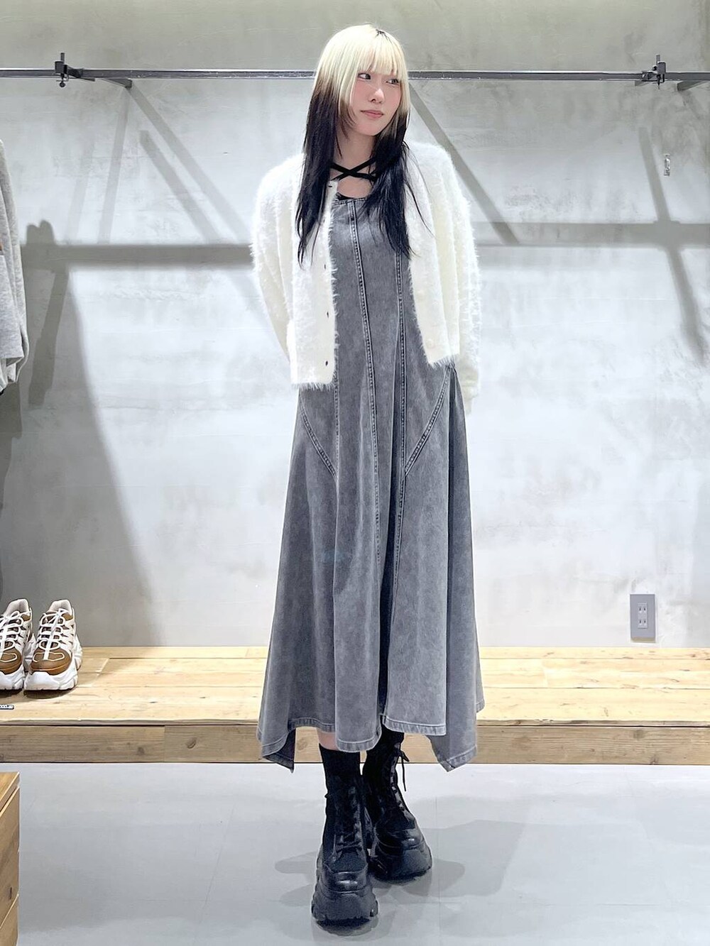 ブラック系のブーツ、ホワイト系のニット/セーター、ホワイト系のニット/セーターを着用したレディースの冬コーディネートの5枚目の写真