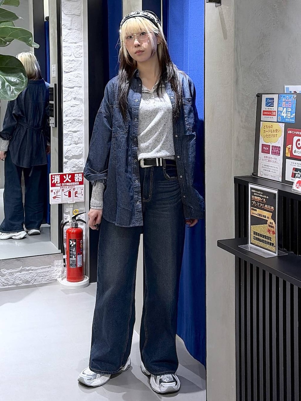 ブルー系のデニムパンツ、ブルー系のシャツ/ブラウス、グレー系のTシャツ/カットソーを着用したレディースの夏コーディネートの8枚目の写真