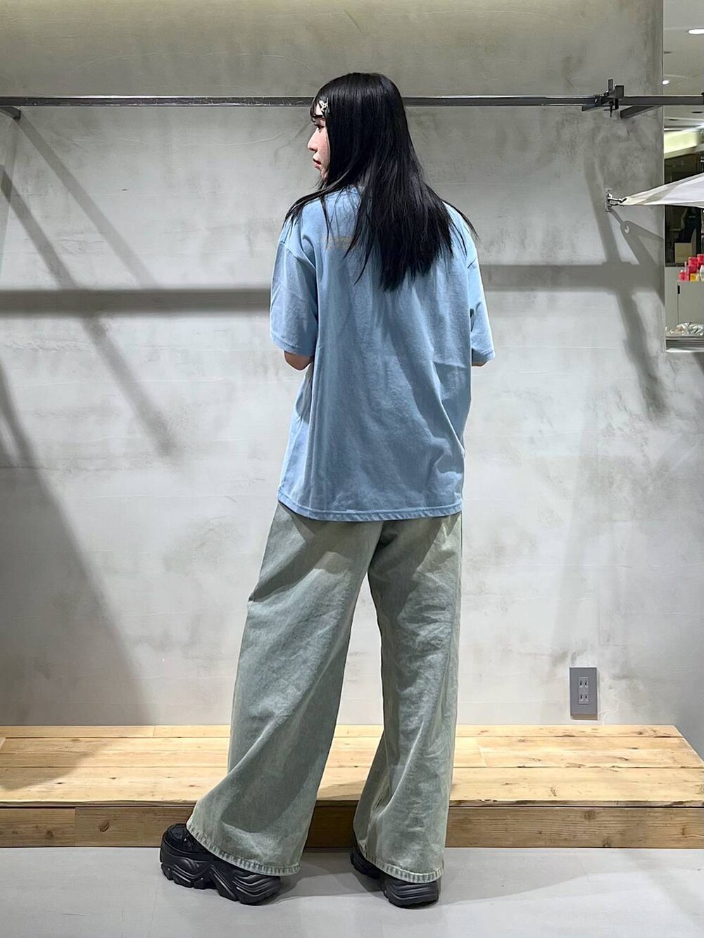 「高身長、モード、着痩せ・細見え、PAGEBOY、骨格ウェーブ_PAGEBOY、ブルベ冬_PAGEBOY、シンプルコーデ、シンプル、ラフ、Tシャツ、デニムパンツ、カジュアル、カジュアルコーデ」｜「PAGEBOYのプラットチャンキースニーカー（スニーカー、ブラック系）」を使った、あちさん（レディース・168cm）の夏コーディネートの3枚目の写真