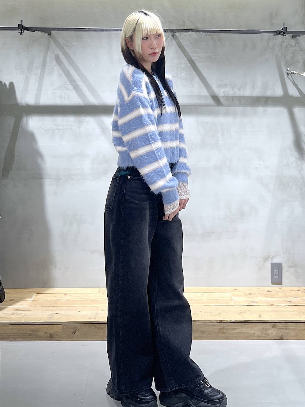 ブラック系のスニーカー、ホワイト系のTシャツ/カットソー、ブラック系のスラックスを着用したレディースの冬コーディネートの2枚目の写真