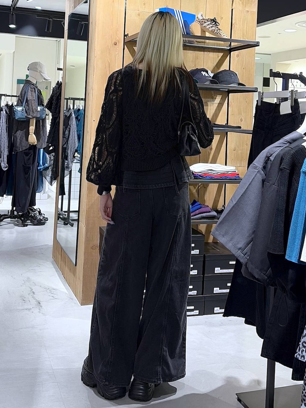 ブラック系のデニムパンツ、ブラック系のその他トップス、ブラック系のスニーカーを着用したレディースの夏コーディネートの8枚目の写真