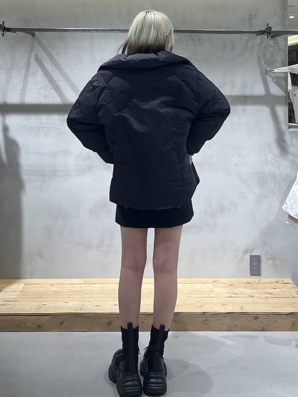 グレー系のニット/セーター、ブラック系のブルゾン、ブラック系のスカートを着用したレディースの冬コーディネートの5枚目の写真